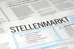 Foto einer Stellenmarktrubrik in einer gedruckten Tageszeitung.